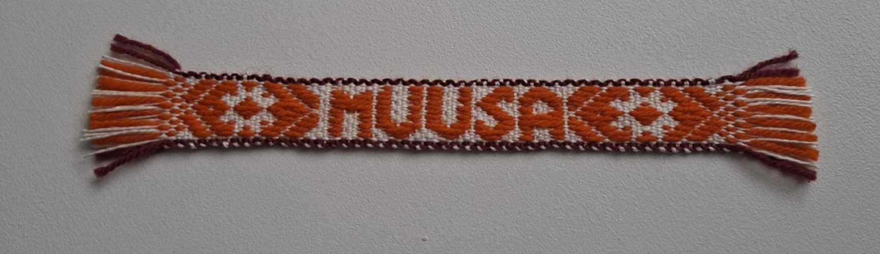 Kirivöö järjehoidja Muusa oranž madarapunaste äärte ja kaheksakannadega