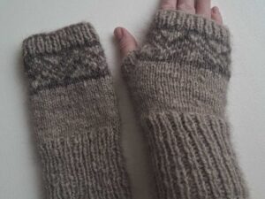 Koeravillast randmesoojendajad – käsitsi kootud sõrmedeta kindad